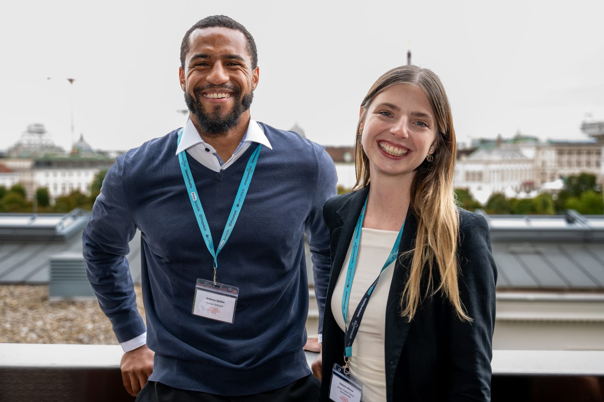 Two guests on the KELSEN rooftop terrace above Vienna